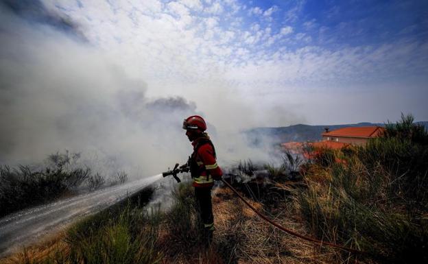 Un bombero trata de sofocar uno de los incendios en Portugal. 