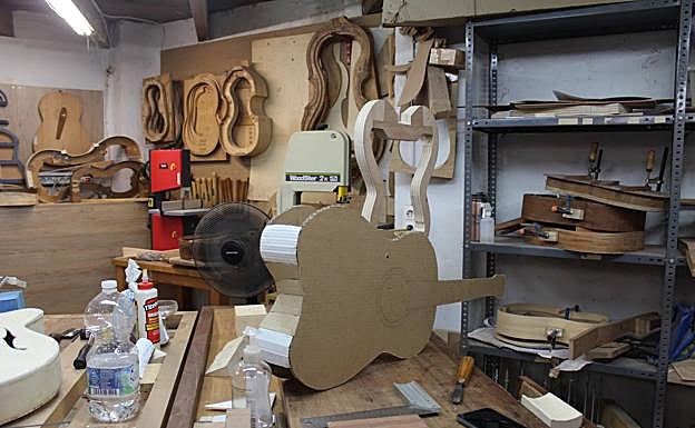 Las herramientas y los instrumentos a medio acabar ocupan el espacio. 