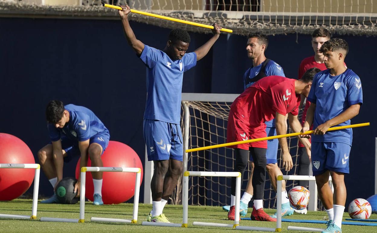 Issa Fomba, en varios momentos durante la pretemporada del Málaga.