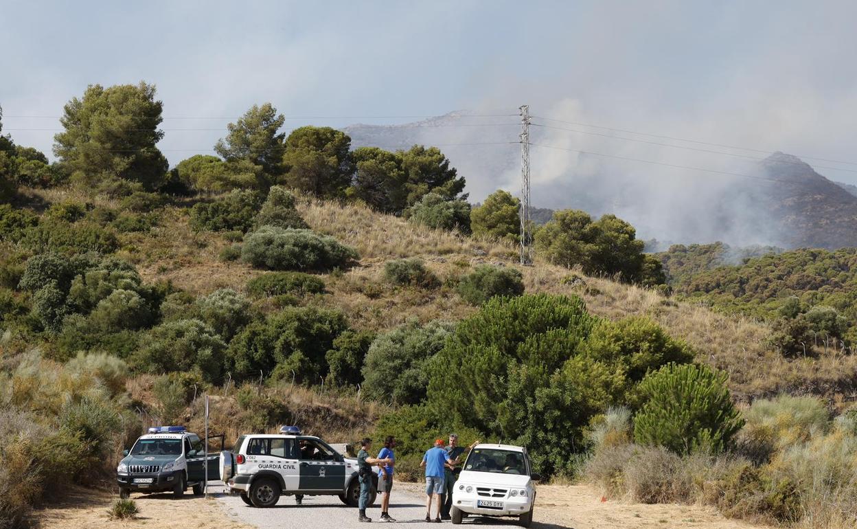 La Guardia Civil divisa el incendio en la zona de Jarapalos.