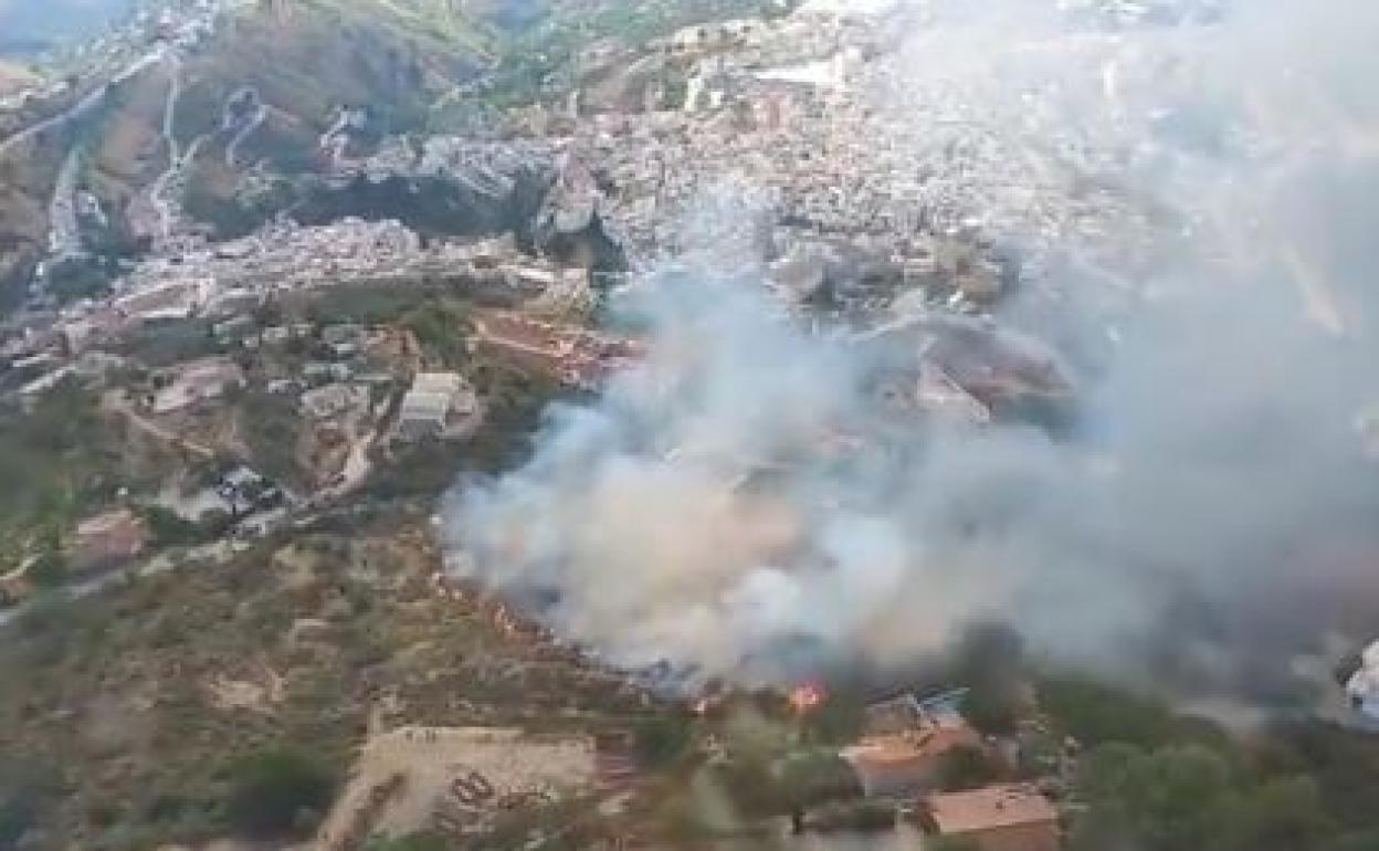 Vista aérea de la zona afectada por el incendio originado este lunes en Cómpeta. 