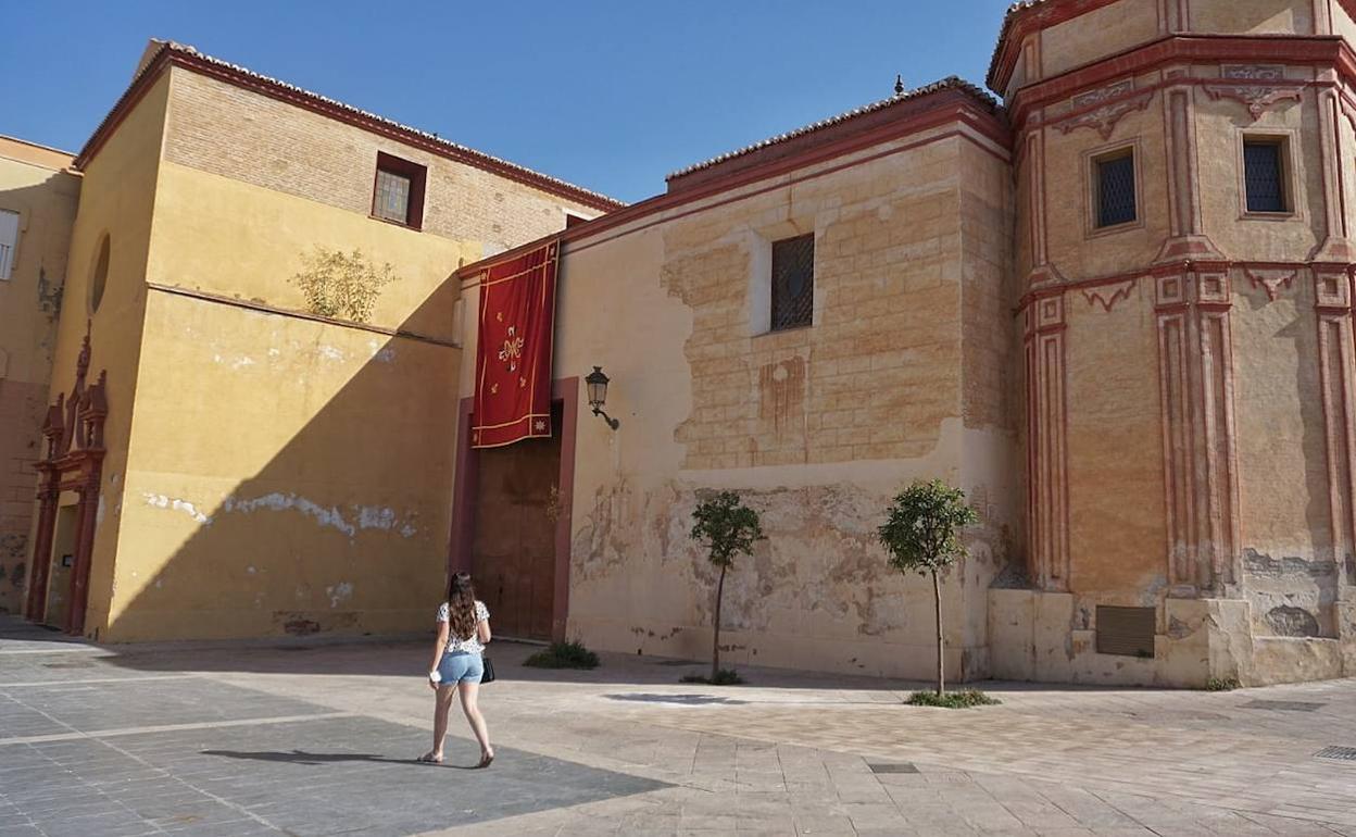 Aspecto de la fachada del antiguo templo dominico, plagada de desconchones y humedades. 