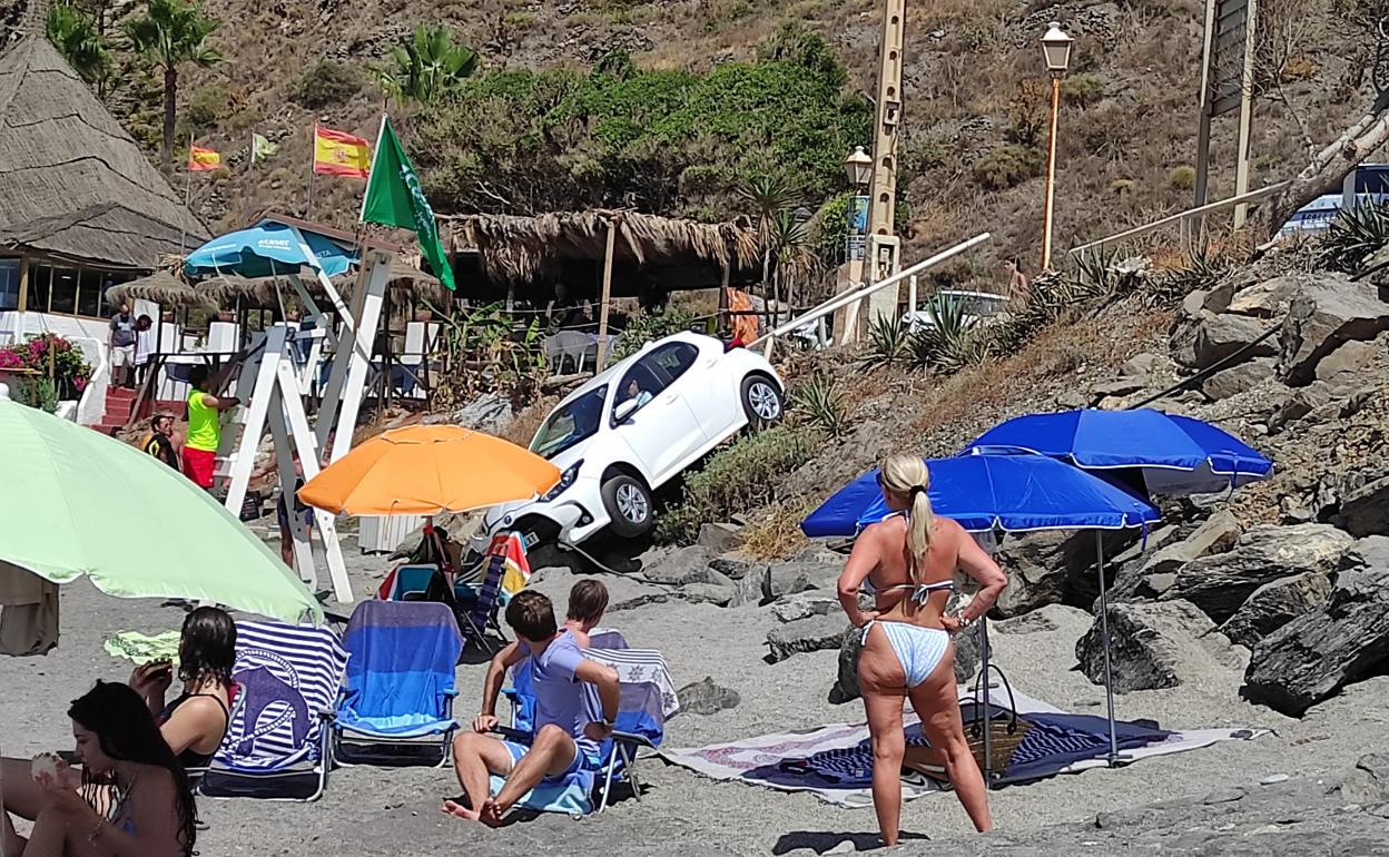 Cae con su coche por un terraplén de cuatro metros en una playa de Torrox
