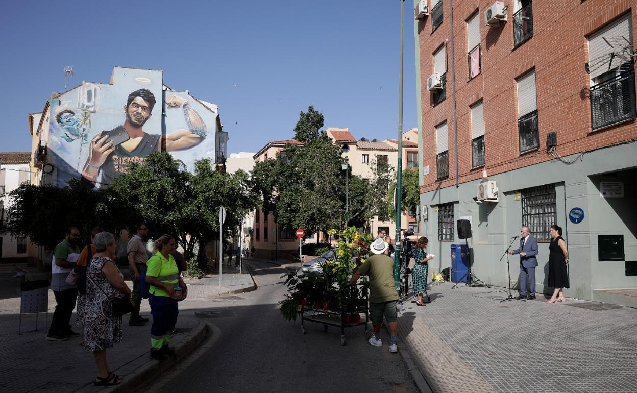A la derecha de la imagen, De la Torre y Losada, con la placa conmemorativa en la calle donde nació la intelectual malagueña, que supuso un pequeño evento en el barrio.