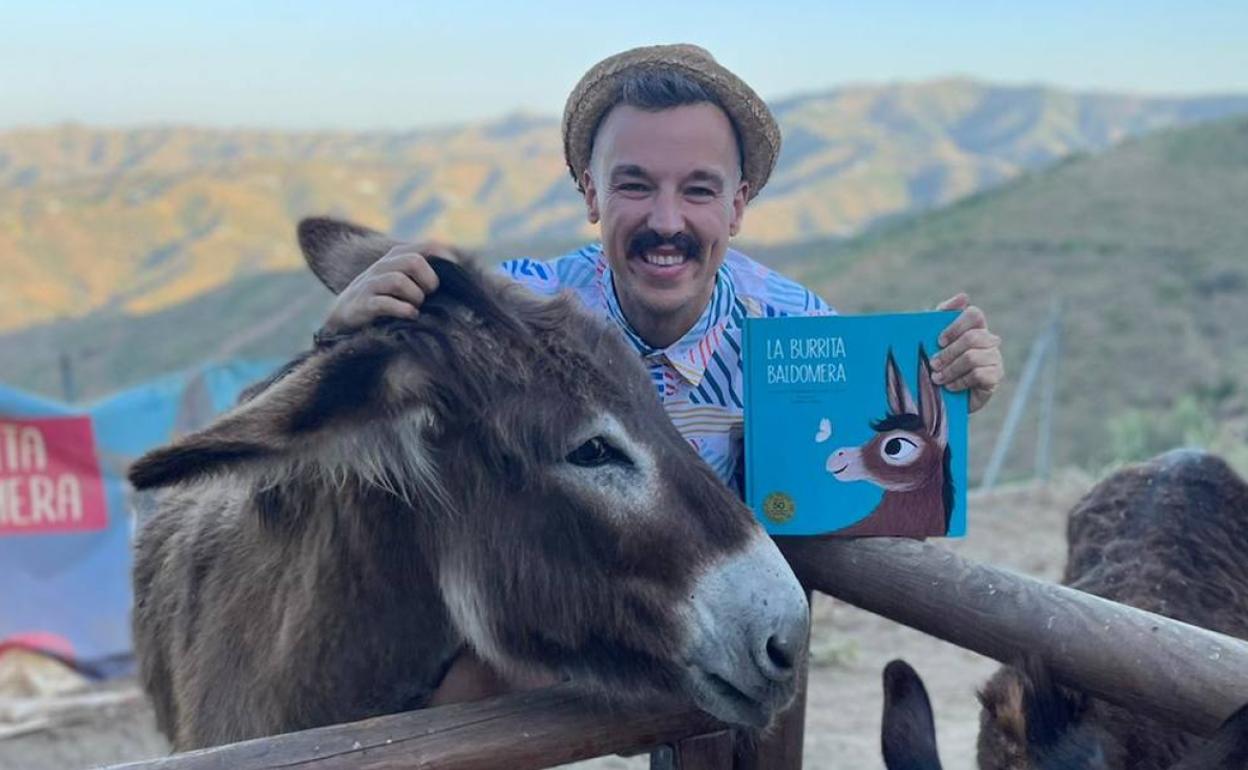 Ismael Fernández, en El Borge con su burrita Baldomera. 