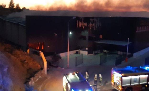 Sucesos Málaga: Incendio de madrugada en un bazar chino del polígono de Cártama inaugurado esta semana