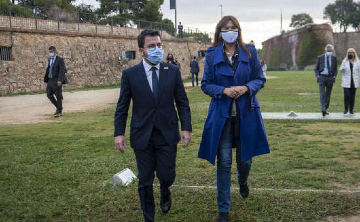 El presidente de la Generalitat, Pere Aragonès; y la presidenta del Parlament, Laura Borràs, en un acto conmemorativo en 2021.