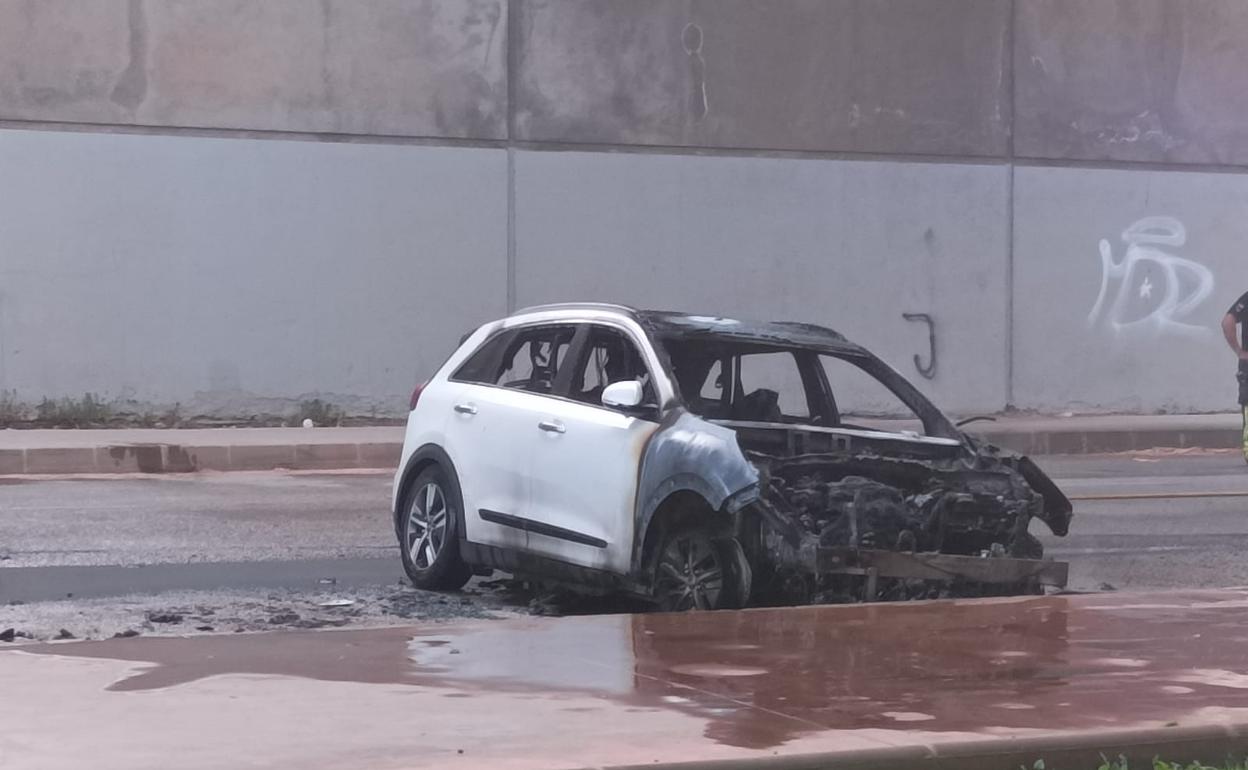 Imagen del vehículo siniestrado este jueves junto al centro comercial El Ingenio de Vélez-Málaga. 