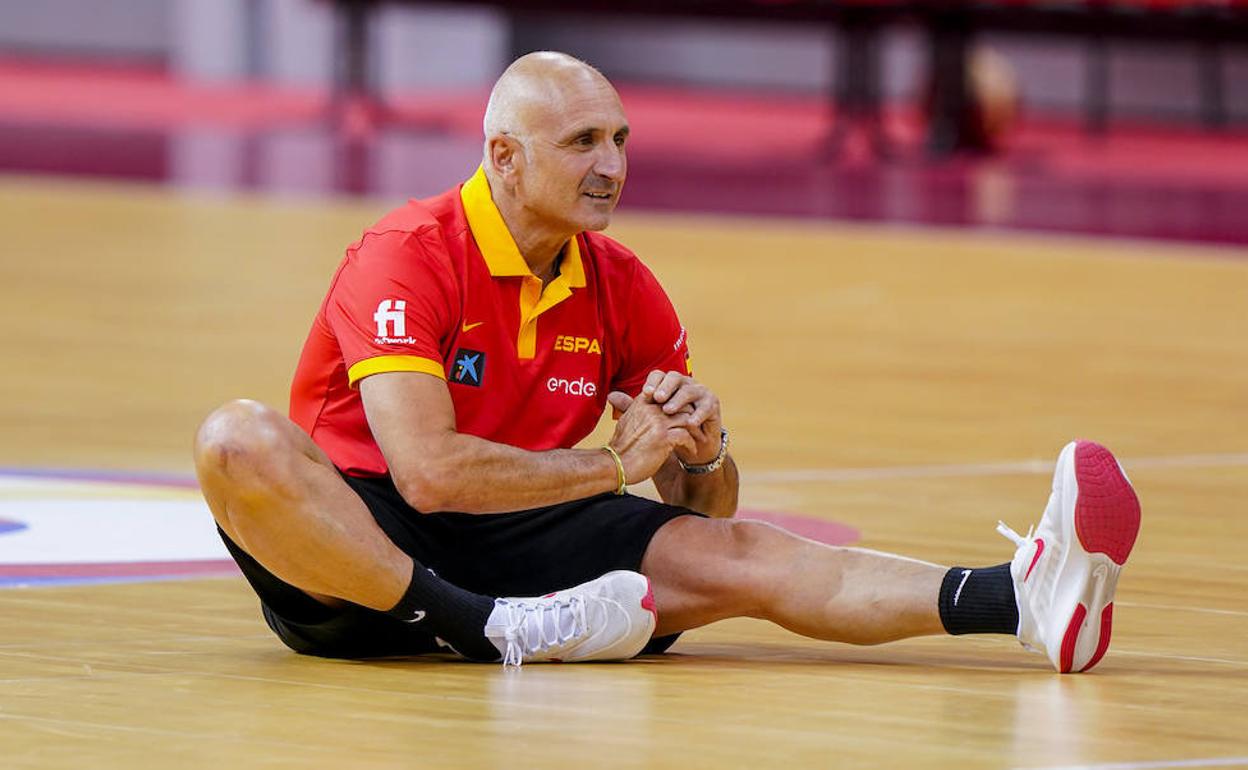 Enrique Salinas, durante un entrenamiento de la selección española de baloncesto
