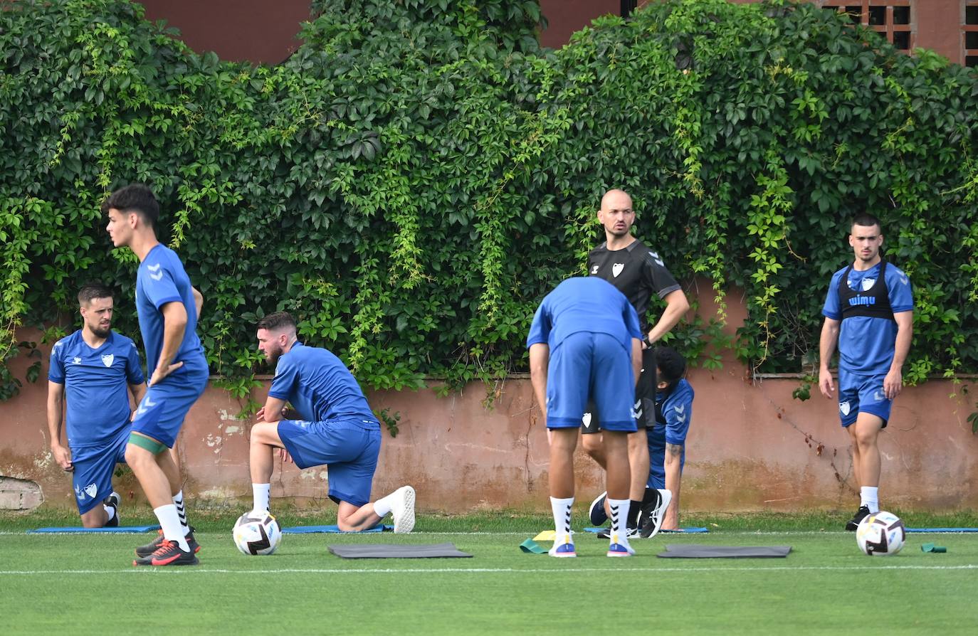 La expedición blanquiazul, lideraba por el técnico Pablo Guede, está formada por 30 jugadores. La lista completa la componen los profesionales Manolo Reina, Rubén Yáñez, Esteban Burgos, Ramalho, Juande, Juanfran, Bustinza, Javi Jiménez, Peybernes, Escassi, Genaro, Ramón, Febas, Luis Muñoz, Jozabed, Álex Gallar, Rubén Castro, Fran Sol y Pablo Chavarría; los canteranos Carlos López, Arturo, Andrés Caro, Víctor Olmo, Moussa, Dani Lorenzo, Issa Fomba, Haitam, Álex Rico y Loren; y el delantero a prueba, Adrián López, quien aspira a tener ficha. El equipo malaguista se hospeda en el complejo hotelero Sol Marbella Estepona Atalaya Park, que cuenta con sus propias instalaciones deportivas para desarrollar los entrenamientos.