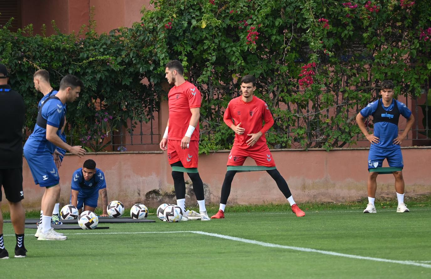 La expedición blanquiazul, lideraba por el técnico Pablo Guede, está formada por 30 jugadores. La lista completa la componen los profesionales Manolo Reina, Rubén Yáñez, Esteban Burgos, Ramalho, Juande, Juanfran, Bustinza, Javi Jiménez, Peybernes, Escassi, Genaro, Ramón, Febas, Luis Muñoz, Jozabed, Álex Gallar, Rubén Castro, Fran Sol y Pablo Chavarría; los canteranos Carlos López, Arturo, Andrés Caro, Víctor Olmo, Moussa, Dani Lorenzo, Issa Fomba, Haitam, Álex Rico y Loren; y el delantero a prueba, Adrián López, quien aspira a tener ficha. El equipo malaguista se hospeda en el complejo hotelero Sol Marbella Estepona Atalaya Park, que cuenta con sus propias instalaciones deportivas para desarrollar los entrenamientos.