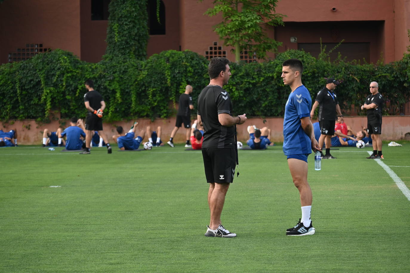 La expedición blanquiazul, lideraba por el técnico Pablo Guede, está formada por 30 jugadores. La lista completa la componen los profesionales Manolo Reina, Rubén Yáñez, Esteban Burgos, Ramalho, Juande, Juanfran, Bustinza, Javi Jiménez, Peybernes, Escassi, Genaro, Ramón, Febas, Luis Muñoz, Jozabed, Álex Gallar, Rubén Castro, Fran Sol y Pablo Chavarría; los canteranos Carlos López, Arturo, Andrés Caro, Víctor Olmo, Moussa, Dani Lorenzo, Issa Fomba, Haitam, Álex Rico y Loren; y el delantero a prueba, Adrián López, quien aspira a tener ficha. El equipo malaguista se hospeda en el complejo hotelero Sol Marbella Estepona Atalaya Park, que cuenta con sus propias instalaciones deportivas para desarrollar los entrenamientos.