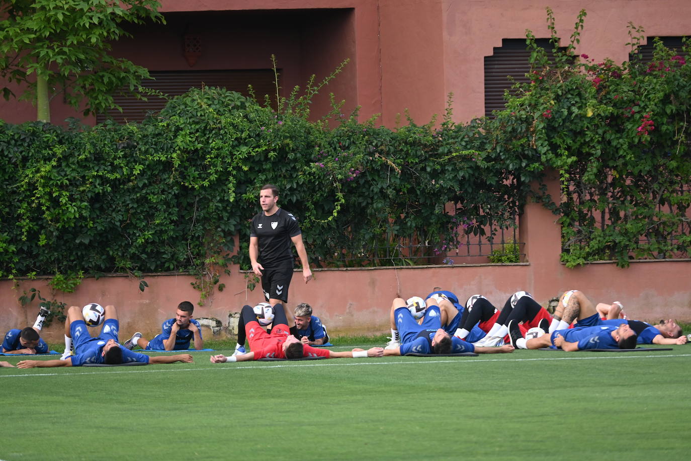 La expedición blanquiazul, lideraba por el técnico Pablo Guede, está formada por 30 jugadores. La lista completa la componen los profesionales Manolo Reina, Rubén Yáñez, Esteban Burgos, Ramalho, Juande, Juanfran, Bustinza, Javi Jiménez, Peybernes, Escassi, Genaro, Ramón, Febas, Luis Muñoz, Jozabed, Álex Gallar, Rubén Castro, Fran Sol y Pablo Chavarría; los canteranos Carlos López, Arturo, Andrés Caro, Víctor Olmo, Moussa, Dani Lorenzo, Issa Fomba, Haitam, Álex Rico y Loren; y el delantero a prueba, Adrián López, quien aspira a tener ficha. El equipo malaguista se hospeda en el complejo hotelero Sol Marbella Estepona Atalaya Park, que cuenta con sus propias instalaciones deportivas para desarrollar los entrenamientos.