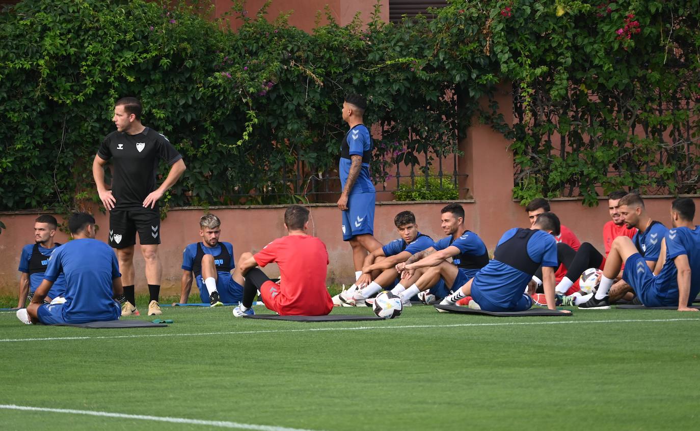 La expedición blanquiazul, lideraba por el técnico Pablo Guede, está formada por 30 jugadores. La lista completa la componen los profesionales Manolo Reina, Rubén Yáñez, Esteban Burgos, Ramalho, Juande, Juanfran, Bustinza, Javi Jiménez, Peybernes, Escassi, Genaro, Ramón, Febas, Luis Muñoz, Jozabed, Álex Gallar, Rubén Castro, Fran Sol y Pablo Chavarría; los canteranos Carlos López, Arturo, Andrés Caro, Víctor Olmo, Moussa, Dani Lorenzo, Issa Fomba, Haitam, Álex Rico y Loren; y el delantero a prueba, Adrián López, quien aspira a tener ficha. El equipo malaguista se hospeda en el complejo hotelero Sol Marbella Estepona Atalaya Park, que cuenta con sus propias instalaciones deportivas para desarrollar los entrenamientos.