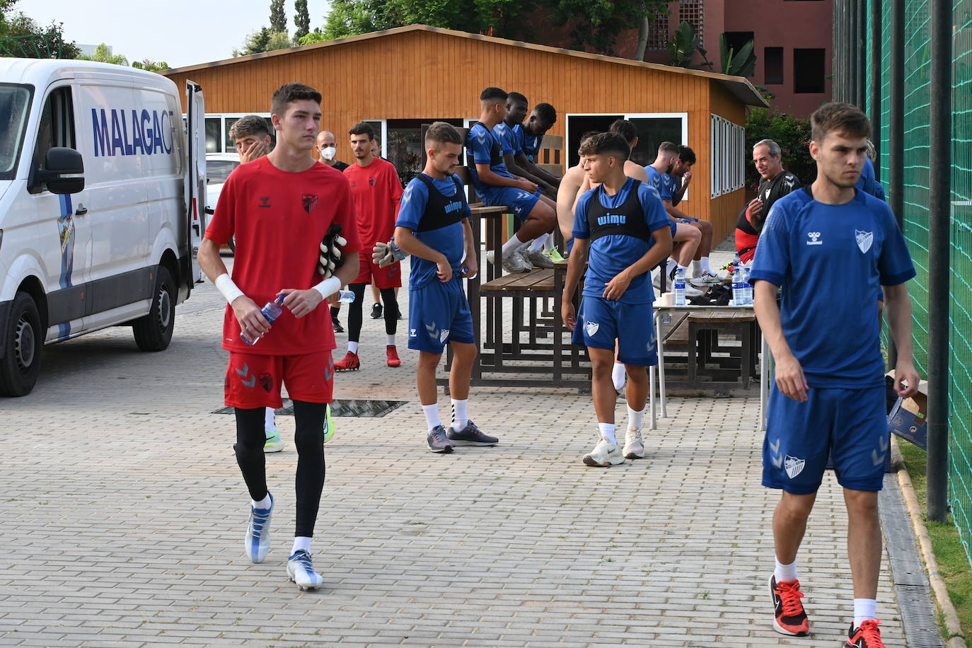 La expedición blanquiazul, lideraba por el técnico Pablo Guede, está formada por 30 jugadores. La lista completa la componen los profesionales Manolo Reina, Rubén Yáñez, Esteban Burgos, Ramalho, Juande, Juanfran, Bustinza, Javi Jiménez, Peybernes, Escassi, Genaro, Ramón, Febas, Luis Muñoz, Jozabed, Álex Gallar, Rubén Castro, Fran Sol y Pablo Chavarría; los canteranos Carlos López, Arturo, Andrés Caro, Víctor Olmo, Moussa, Dani Lorenzo, Issa Fomba, Haitam, Álex Rico y Loren; y el delantero a prueba, Adrián López, quien aspira a tener ficha. El equipo malaguista se hospeda en el complejo hotelero Sol Marbella Estepona Atalaya Park, que cuenta con sus propias instalaciones deportivas para desarrollar los entrenamientos.