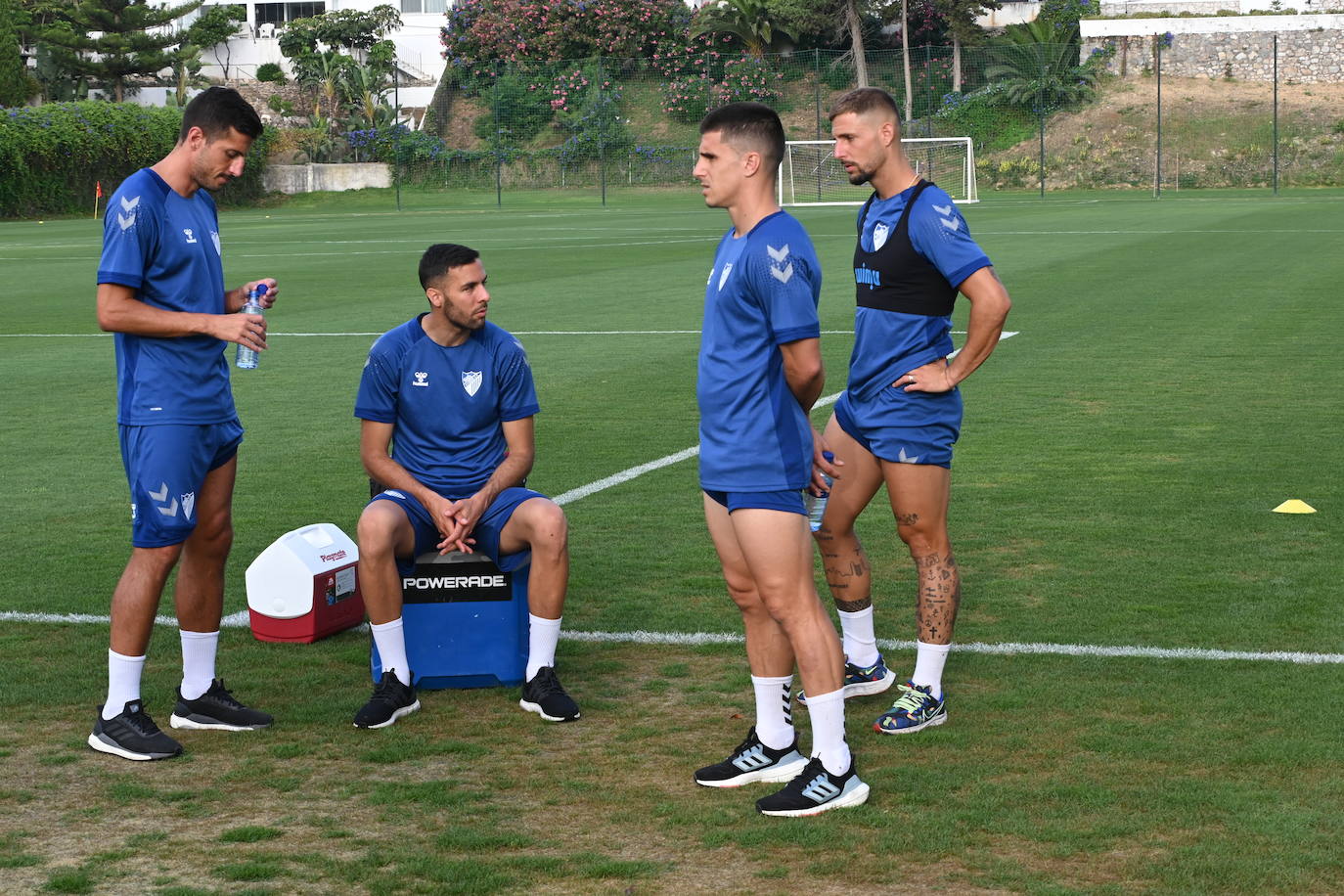 La expedición blanquiazul, lideraba por el técnico Pablo Guede, está formada por 30 jugadores. La lista completa la componen los profesionales Manolo Reina, Rubén Yáñez, Esteban Burgos, Ramalho, Juande, Juanfran, Bustinza, Javi Jiménez, Peybernes, Escassi, Genaro, Ramón, Febas, Luis Muñoz, Jozabed, Álex Gallar, Rubén Castro, Fran Sol y Pablo Chavarría; los canteranos Carlos López, Arturo, Andrés Caro, Víctor Olmo, Moussa, Dani Lorenzo, Issa Fomba, Haitam, Álex Rico y Loren; y el delantero a prueba, Adrián López, quien aspira a tener ficha. El equipo malaguista se hospeda en el complejo hotelero Sol Marbella Estepona Atalaya Park, que cuenta con sus propias instalaciones deportivas para desarrollar los entrenamientos.