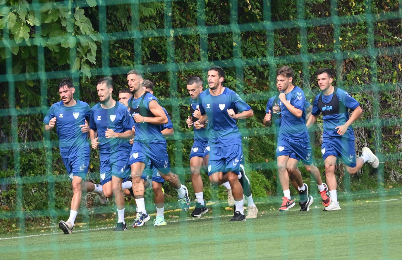 La expedición blanquiazul, lideraba por el técnico Pablo Guede, está formada por 30 jugadores. La lista completa la componen los profesionales Manolo Reina, Rubén Yáñez, Esteban Burgos, Ramalho, Juande, Juanfran, Bustinza, Javi Jiménez, Peybernes, Escassi, Genaro, Ramón, Febas, Luis Muñoz, Jozabed, Álex Gallar, Rubén Castro, Fran Sol y Pablo Chavarría; los canteranos Carlos López, Arturo, Andrés Caro, Víctor Olmo, Moussa, Dani Lorenzo, Issa Fomba, Haitam, Álex Rico y Loren; y el delantero a prueba, Adrián López, quien aspira a tener ficha. El equipo malaguista se hospeda en el complejo hotelero Sol Marbella Estepona Atalaya Park, que cuenta con sus propias instalaciones deportivas para desarrollar los entrenamientos.