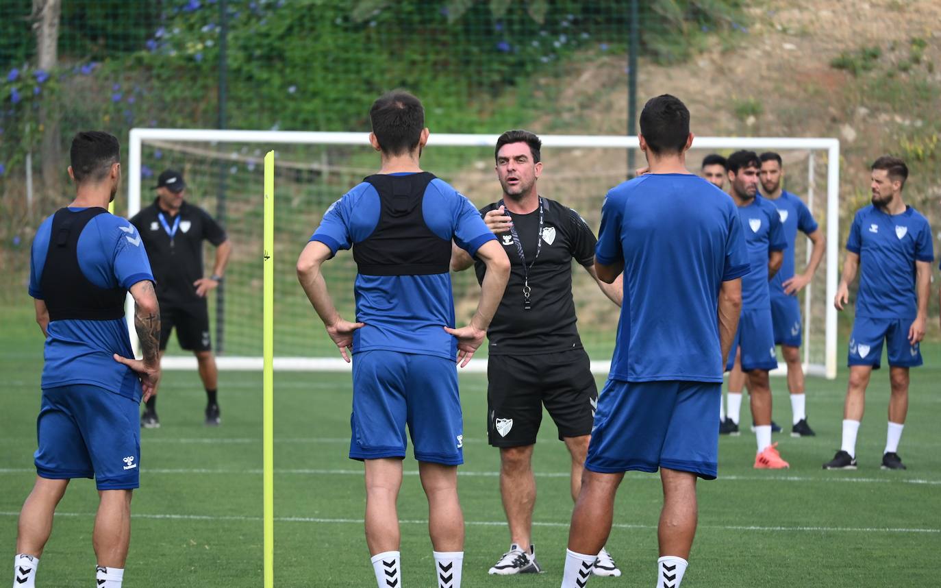 La expedición blanquiazul, lideraba por el técnico Pablo Guede, está formada por 30 jugadores. La lista completa la componen los profesionales Manolo Reina, Rubén Yáñez, Esteban Burgos, Ramalho, Juande, Juanfran, Bustinza, Javi Jiménez, Peybernes, Escassi, Genaro, Ramón, Febas, Luis Muñoz, Jozabed, Álex Gallar, Rubén Castro, Fran Sol y Pablo Chavarría; los canteranos Carlos López, Arturo, Andrés Caro, Víctor Olmo, Moussa, Dani Lorenzo, Issa Fomba, Haitam, Álex Rico y Loren; y el delantero a prueba, Adrián López, quien aspira a tener ficha. El equipo malaguista se hospeda en el complejo hotelero Sol Marbella Estepona Atalaya Park, que cuenta con sus propias instalaciones deportivas para desarrollar los entrenamientos.