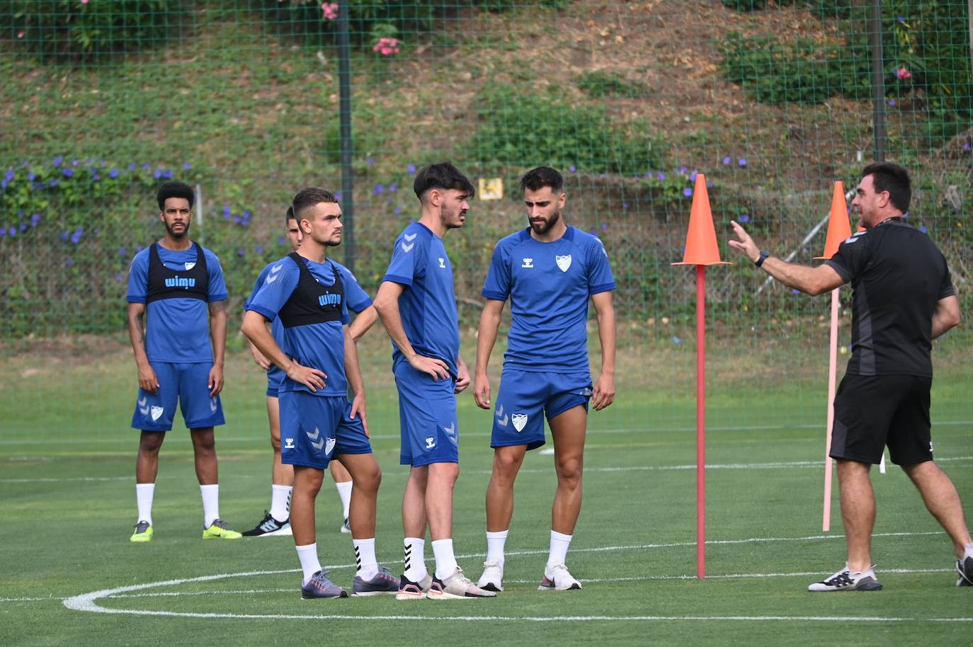 La expedición blanquiazul, lideraba por el técnico Pablo Guede, está formada por 30 jugadores. La lista completa la componen los profesionales Manolo Reina, Rubén Yáñez, Esteban Burgos, Ramalho, Juande, Juanfran, Bustinza, Javi Jiménez, Peybernes, Escassi, Genaro, Ramón, Febas, Luis Muñoz, Jozabed, Álex Gallar, Rubén Castro, Fran Sol y Pablo Chavarría; los canteranos Carlos López, Arturo, Andrés Caro, Víctor Olmo, Moussa, Dani Lorenzo, Issa Fomba, Haitam, Álex Rico y Loren; y el delantero a prueba, Adrián López, quien aspira a tener ficha. El equipo malaguista se hospeda en el complejo hotelero Sol Marbella Estepona Atalaya Park, que cuenta con sus propias instalaciones deportivas para desarrollar los entrenamientos.