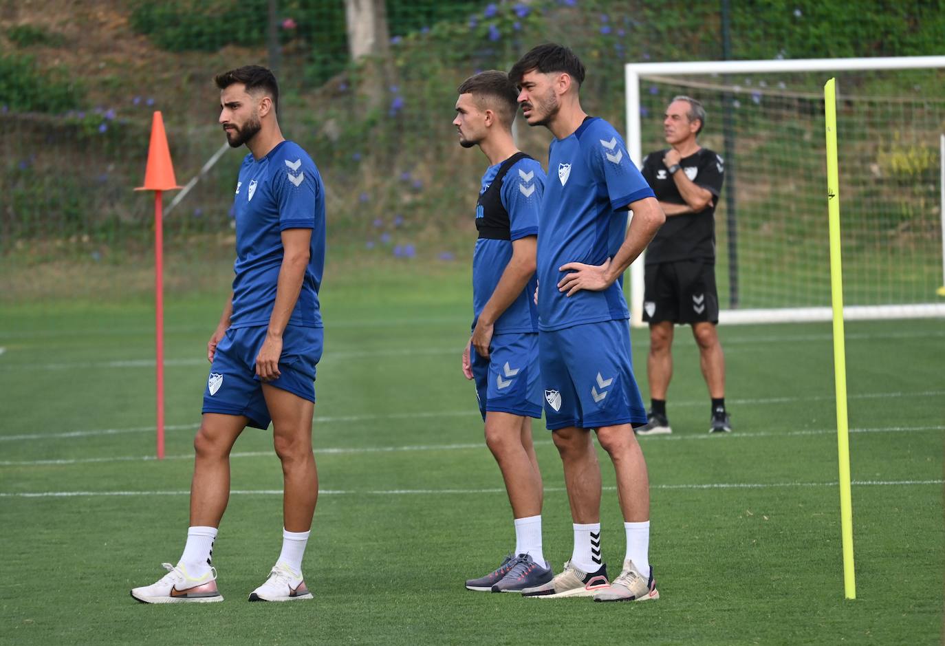 La expedición blanquiazul, lideraba por el técnico Pablo Guede, está formada por 30 jugadores. La lista completa la componen los profesionales Manolo Reina, Rubén Yáñez, Esteban Burgos, Ramalho, Juande, Juanfran, Bustinza, Javi Jiménez, Peybernes, Escassi, Genaro, Ramón, Febas, Luis Muñoz, Jozabed, Álex Gallar, Rubén Castro, Fran Sol y Pablo Chavarría; los canteranos Carlos López, Arturo, Andrés Caro, Víctor Olmo, Moussa, Dani Lorenzo, Issa Fomba, Haitam, Álex Rico y Loren; y el delantero a prueba, Adrián López, quien aspira a tener ficha. El equipo malaguista se hospeda en el complejo hotelero Sol Marbella Estepona Atalaya Park, que cuenta con sus propias instalaciones deportivas para desarrollar los entrenamientos.