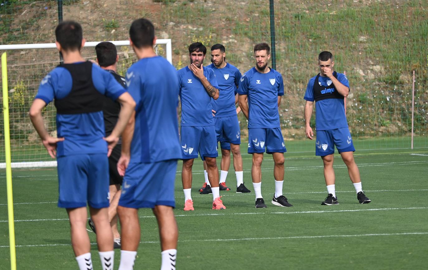 La expedición blanquiazul, lideraba por el técnico Pablo Guede, está formada por 30 jugadores. La lista completa la componen los profesionales Manolo Reina, Rubén Yáñez, Esteban Burgos, Ramalho, Juande, Juanfran, Bustinza, Javi Jiménez, Peybernes, Escassi, Genaro, Ramón, Febas, Luis Muñoz, Jozabed, Álex Gallar, Rubén Castro, Fran Sol y Pablo Chavarría; los canteranos Carlos López, Arturo, Andrés Caro, Víctor Olmo, Moussa, Dani Lorenzo, Issa Fomba, Haitam, Álex Rico y Loren; y el delantero a prueba, Adrián López, quien aspira a tener ficha. El equipo malaguista se hospeda en el complejo hotelero Sol Marbella Estepona Atalaya Park, que cuenta con sus propias instalaciones deportivas para desarrollar los entrenamientos.