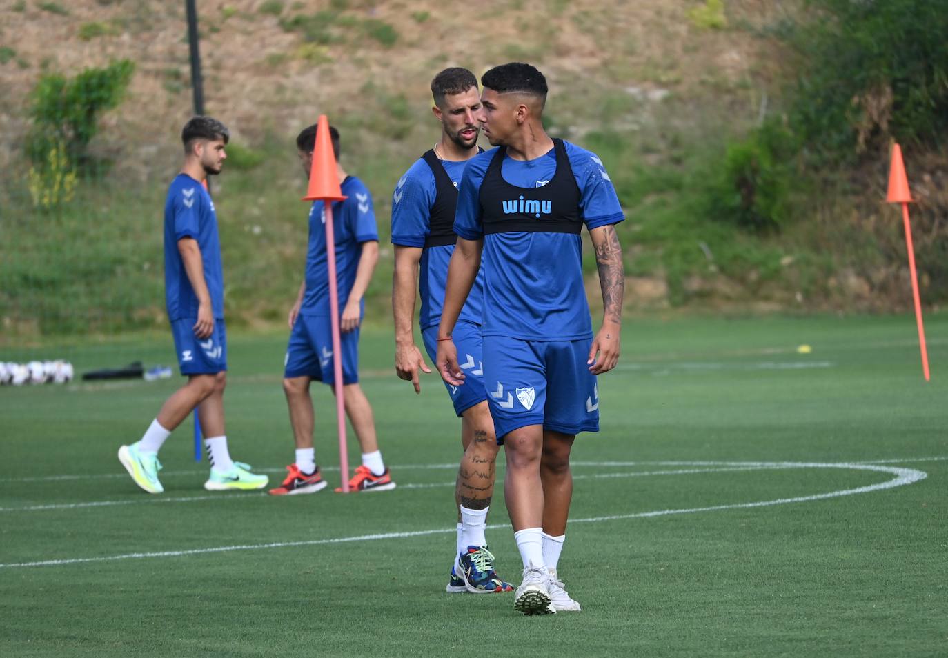 La expedición blanquiazul, lideraba por el técnico Pablo Guede, está formada por 30 jugadores. La lista completa la componen los profesionales Manolo Reina, Rubén Yáñez, Esteban Burgos, Ramalho, Juande, Juanfran, Bustinza, Javi Jiménez, Peybernes, Escassi, Genaro, Ramón, Febas, Luis Muñoz, Jozabed, Álex Gallar, Rubén Castro, Fran Sol y Pablo Chavarría; los canteranos Carlos López, Arturo, Andrés Caro, Víctor Olmo, Moussa, Dani Lorenzo, Issa Fomba, Haitam, Álex Rico y Loren; y el delantero a prueba, Adrián López, quien aspira a tener ficha. El equipo malaguista se hospeda en el complejo hotelero Sol Marbella Estepona Atalaya Park, que cuenta con sus propias instalaciones deportivas para desarrollar los entrenamientos.