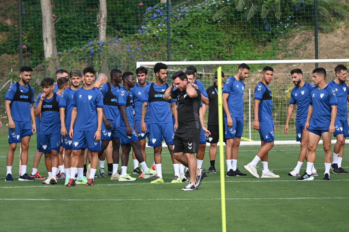 La expedición blanquiazul, lideraba por el técnico Pablo Guede, está formada por 30 jugadores. La lista completa la componen los profesionales Manolo Reina, Rubén Yáñez, Esteban Burgos, Ramalho, Juande, Juanfran, Bustinza, Javi Jiménez, Peybernes, Escassi, Genaro, Ramón, Febas, Luis Muñoz, Jozabed, Álex Gallar, Rubén Castro, Fran Sol y Pablo Chavarría; los canteranos Carlos López, Arturo, Andrés Caro, Víctor Olmo, Moussa, Dani Lorenzo, Issa Fomba, Haitam, Álex Rico y Loren; y el delantero a prueba, Adrián López, quien aspira a tener ficha. El equipo malaguista se hospeda en el complejo hotelero Sol Marbella Estepona Atalaya Park, que cuenta con sus propias instalaciones deportivas para desarrollar los entrenamientos.