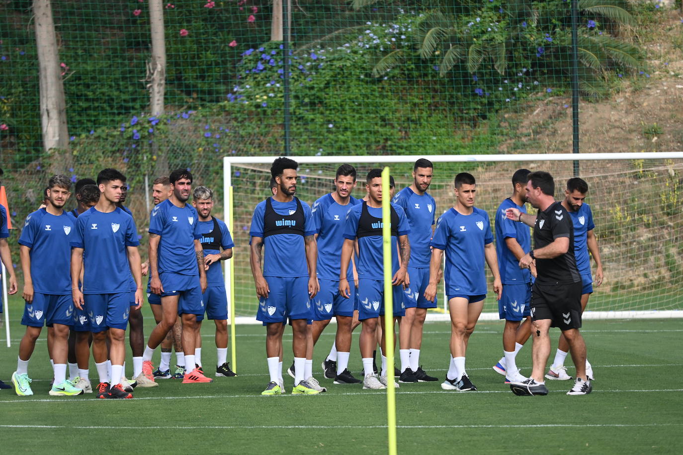 La expedición blanquiazul, lideraba por el técnico Pablo Guede, está formada por 30 jugadores. La lista completa la componen los profesionales Manolo Reina, Rubén Yáñez, Esteban Burgos, Ramalho, Juande, Juanfran, Bustinza, Javi Jiménez, Peybernes, Escassi, Genaro, Ramón, Febas, Luis Muñoz, Jozabed, Álex Gallar, Rubén Castro, Fran Sol y Pablo Chavarría; los canteranos Carlos López, Arturo, Andrés Caro, Víctor Olmo, Moussa, Dani Lorenzo, Issa Fomba, Haitam, Álex Rico y Loren; y el delantero a prueba, Adrián López, quien aspira a tener ficha. El equipo malaguista se hospeda en el complejo hotelero Sol Marbella Estepona Atalaya Park, que cuenta con sus propias instalaciones deportivas para desarrollar los entrenamientos.