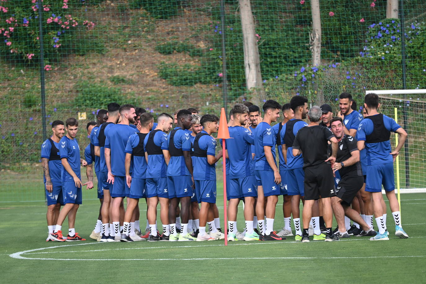 La expedición blanquiazul, lideraba por el técnico Pablo Guede, está formada por 30 jugadores. La lista completa la componen los profesionales Manolo Reina, Rubén Yáñez, Esteban Burgos, Ramalho, Juande, Juanfran, Bustinza, Javi Jiménez, Peybernes, Escassi, Genaro, Ramón, Febas, Luis Muñoz, Jozabed, Álex Gallar, Rubén Castro, Fran Sol y Pablo Chavarría; los canteranos Carlos López, Arturo, Andrés Caro, Víctor Olmo, Moussa, Dani Lorenzo, Issa Fomba, Haitam, Álex Rico y Loren; y el delantero a prueba, Adrián López, quien aspira a tener ficha. El equipo malaguista se hospeda en el complejo hotelero Sol Marbella Estepona Atalaya Park, que cuenta con sus propias instalaciones deportivas para desarrollar los entrenamientos.