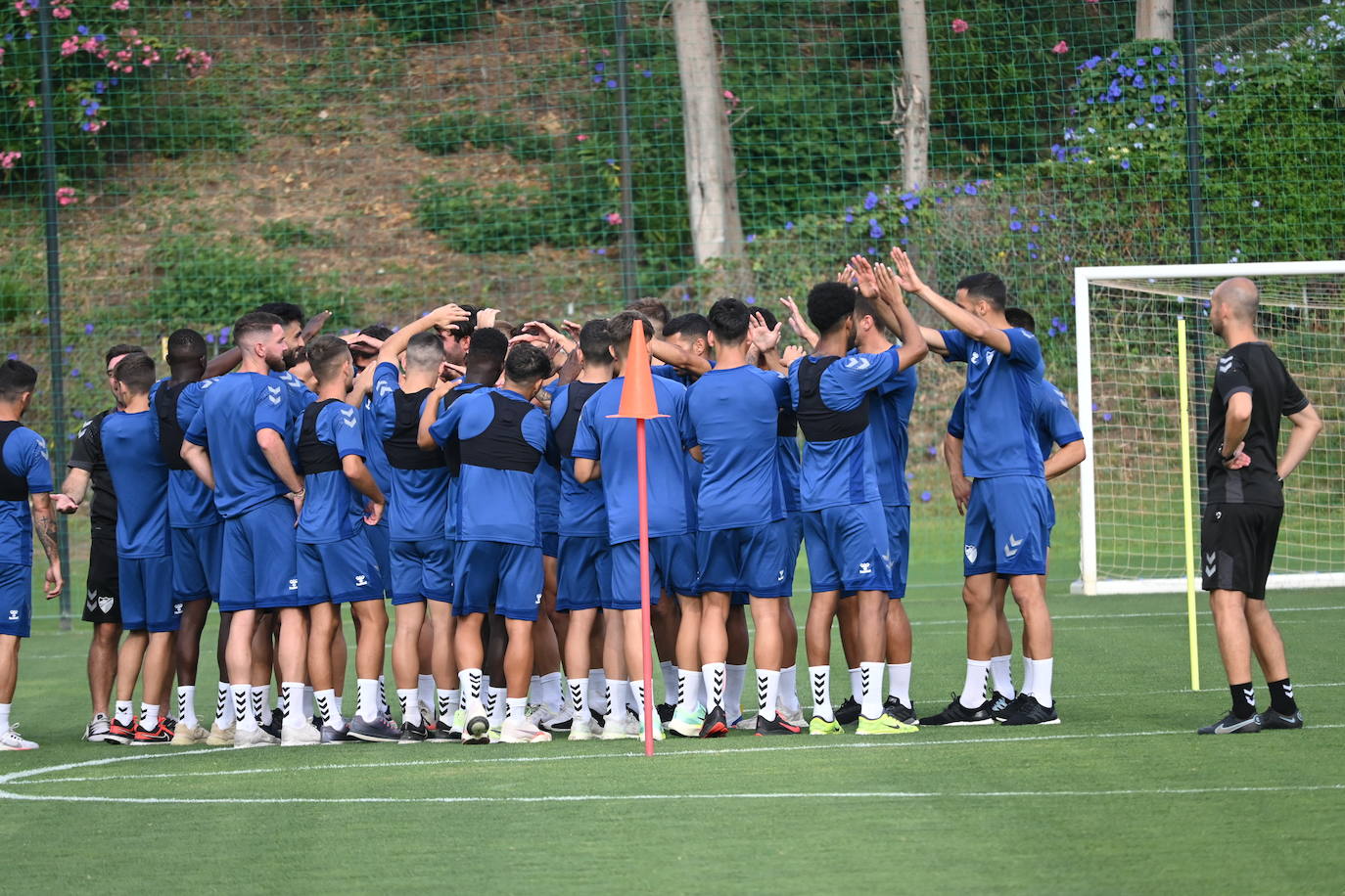 La expedición blanquiazul, lideraba por el técnico Pablo Guede, está formada por 30 jugadores. La lista completa la componen los profesionales Manolo Reina, Rubén Yáñez, Esteban Burgos, Ramalho, Juande, Juanfran, Bustinza, Javi Jiménez, Peybernes, Escassi, Genaro, Ramón, Febas, Luis Muñoz, Jozabed, Álex Gallar, Rubén Castro, Fran Sol y Pablo Chavarría; los canteranos Carlos López, Arturo, Andrés Caro, Víctor Olmo, Moussa, Dani Lorenzo, Issa Fomba, Haitam, Álex Rico y Loren; y el delantero a prueba, Adrián López, quien aspira a tener ficha. El equipo malaguista se hospeda en el complejo hotelero Sol Marbella Estepona Atalaya Park, que cuenta con sus propias instalaciones deportivas para desarrollar los entrenamientos.