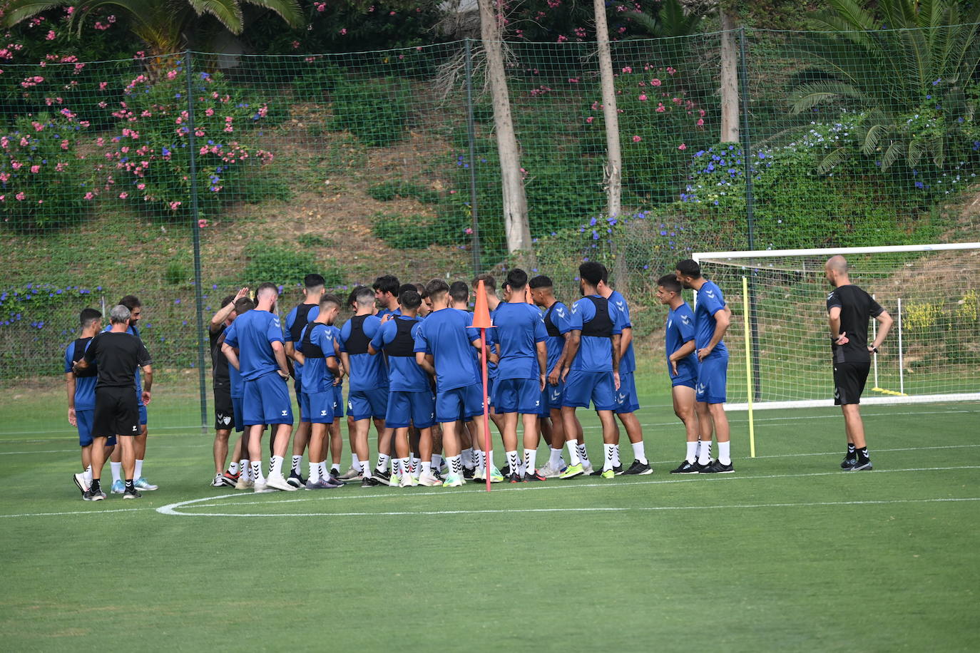 La expedición blanquiazul, lideraba por el técnico Pablo Guede, está formada por 30 jugadores. La lista completa la componen los profesionales Manolo Reina, Rubén Yáñez, Esteban Burgos, Ramalho, Juande, Juanfran, Bustinza, Javi Jiménez, Peybernes, Escassi, Genaro, Ramón, Febas, Luis Muñoz, Jozabed, Álex Gallar, Rubén Castro, Fran Sol y Pablo Chavarría; los canteranos Carlos López, Arturo, Andrés Caro, Víctor Olmo, Moussa, Dani Lorenzo, Issa Fomba, Haitam, Álex Rico y Loren; y el delantero a prueba, Adrián López, quien aspira a tener ficha. El equipo malaguista se hospeda en el complejo hotelero Sol Marbella Estepona Atalaya Park, que cuenta con sus propias instalaciones deportivas para desarrollar los entrenamientos.