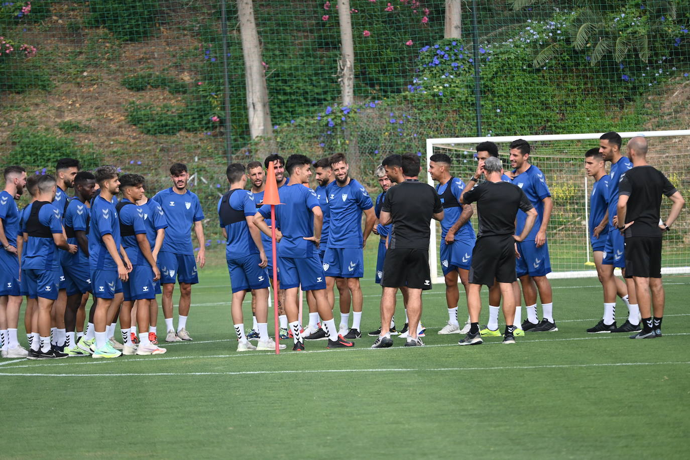 La expedición blanquiazul, lideraba por el técnico Pablo Guede, está formada por 30 jugadores. La lista completa la componen los profesionales Manolo Reina, Rubén Yáñez, Esteban Burgos, Ramalho, Juande, Juanfran, Bustinza, Javi Jiménez, Peybernes, Escassi, Genaro, Ramón, Febas, Luis Muñoz, Jozabed, Álex Gallar, Rubén Castro, Fran Sol y Pablo Chavarría; los canteranos Carlos López, Arturo, Andrés Caro, Víctor Olmo, Moussa, Dani Lorenzo, Issa Fomba, Haitam, Álex Rico y Loren; y el delantero a prueba, Adrián López, quien aspira a tener ficha. El equipo malaguista se hospeda en el complejo hotelero Sol Marbella Estepona Atalaya Park, que cuenta con sus propias instalaciones deportivas para desarrollar los entrenamientos.