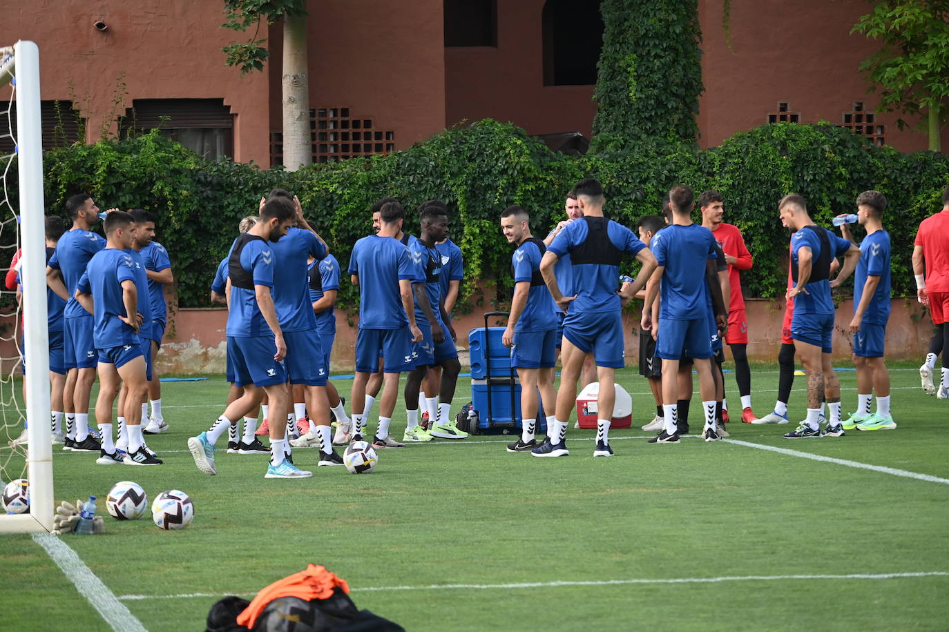 La expedición blanquiazul, lideraba por el técnico Pablo Guede, está formada por 30 jugadores. La lista completa la componen los profesionales Manolo Reina, Rubén Yáñez, Esteban Burgos, Ramalho, Juande, Juanfran, Bustinza, Javi Jiménez, Peybernes, Escassi, Genaro, Ramón, Febas, Luis Muñoz, Jozabed, Álex Gallar, Rubén Castro, Fran Sol y Pablo Chavarría; los canteranos Carlos López, Arturo, Andrés Caro, Víctor Olmo, Moussa, Dani Lorenzo, Issa Fomba, Haitam, Álex Rico y Loren; y el delantero a prueba, Adrián López, quien aspira a tener ficha. El equipo malaguista se hospeda en el complejo hotelero Sol Marbella Estepona Atalaya Park, que cuenta con sus propias instalaciones deportivas para desarrollar los entrenamientos.