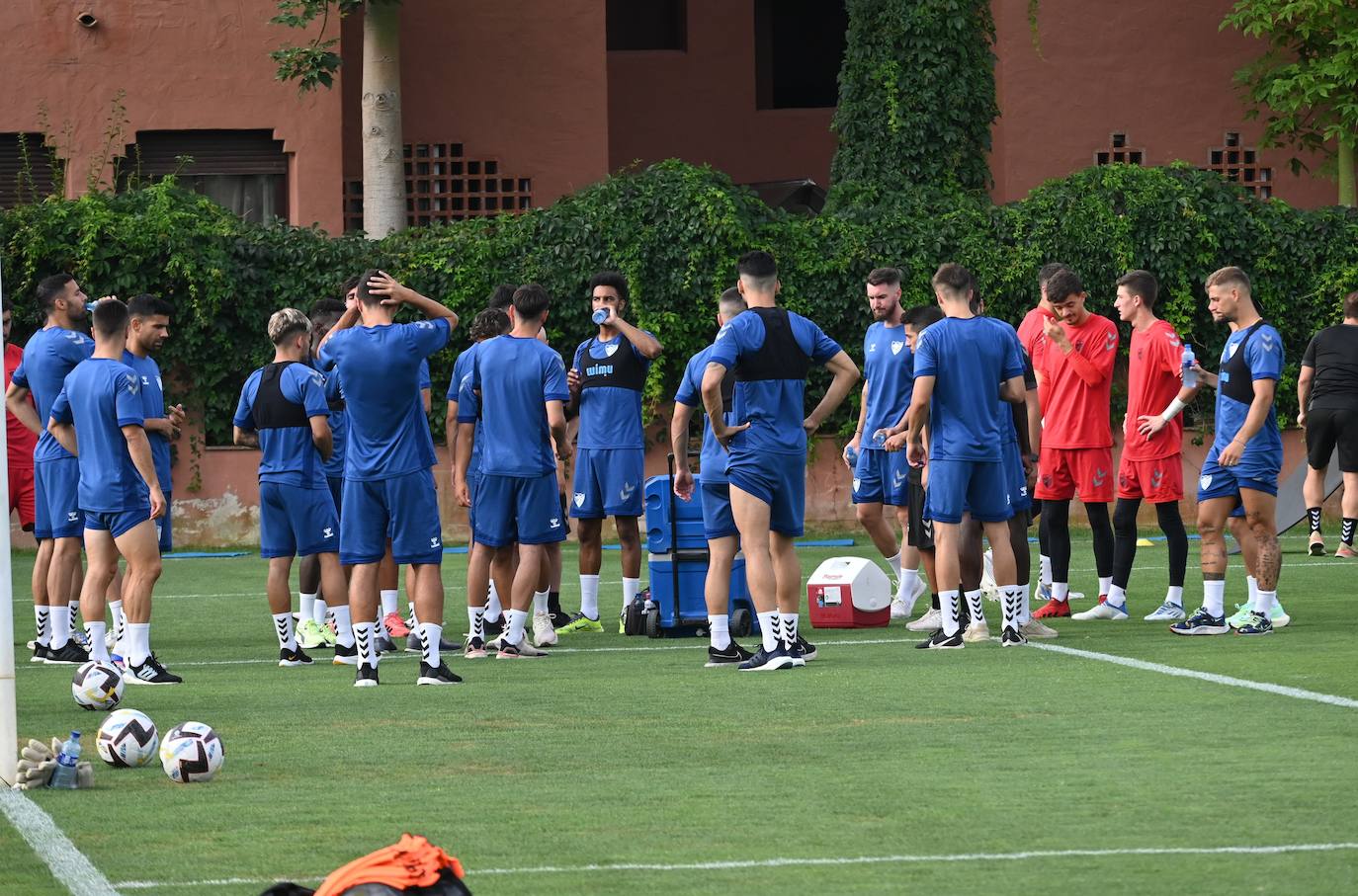 La expedición blanquiazul, lideraba por el técnico Pablo Guede, está formada por 30 jugadores. La lista completa la componen los profesionales Manolo Reina, Rubén Yáñez, Esteban Burgos, Ramalho, Juande, Juanfran, Bustinza, Javi Jiménez, Peybernes, Escassi, Genaro, Ramón, Febas, Luis Muñoz, Jozabed, Álex Gallar, Rubén Castro, Fran Sol y Pablo Chavarría; los canteranos Carlos López, Arturo, Andrés Caro, Víctor Olmo, Moussa, Dani Lorenzo, Issa Fomba, Haitam, Álex Rico y Loren; y el delantero a prueba, Adrián López, quien aspira a tener ficha. El equipo malaguista se hospeda en el complejo hotelero Sol Marbella Estepona Atalaya Park, que cuenta con sus propias instalaciones deportivas para desarrollar los entrenamientos.