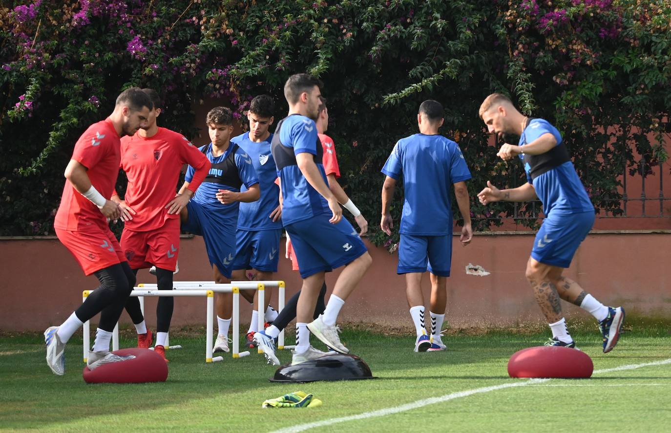 La expedición blanquiazul, lideraba por el técnico Pablo Guede, está formada por 30 jugadores. La lista completa la componen los profesionales Manolo Reina, Rubén Yáñez, Esteban Burgos, Ramalho, Juande, Juanfran, Bustinza, Javi Jiménez, Peybernes, Escassi, Genaro, Ramón, Febas, Luis Muñoz, Jozabed, Álex Gallar, Rubén Castro, Fran Sol y Pablo Chavarría; los canteranos Carlos López, Arturo, Andrés Caro, Víctor Olmo, Moussa, Dani Lorenzo, Issa Fomba, Haitam, Álex Rico y Loren; y el delantero a prueba, Adrián López, quien aspira a tener ficha. El equipo malaguista se hospeda en el complejo hotelero Sol Marbella Estepona Atalaya Park, que cuenta con sus propias instalaciones deportivas para desarrollar los entrenamientos.