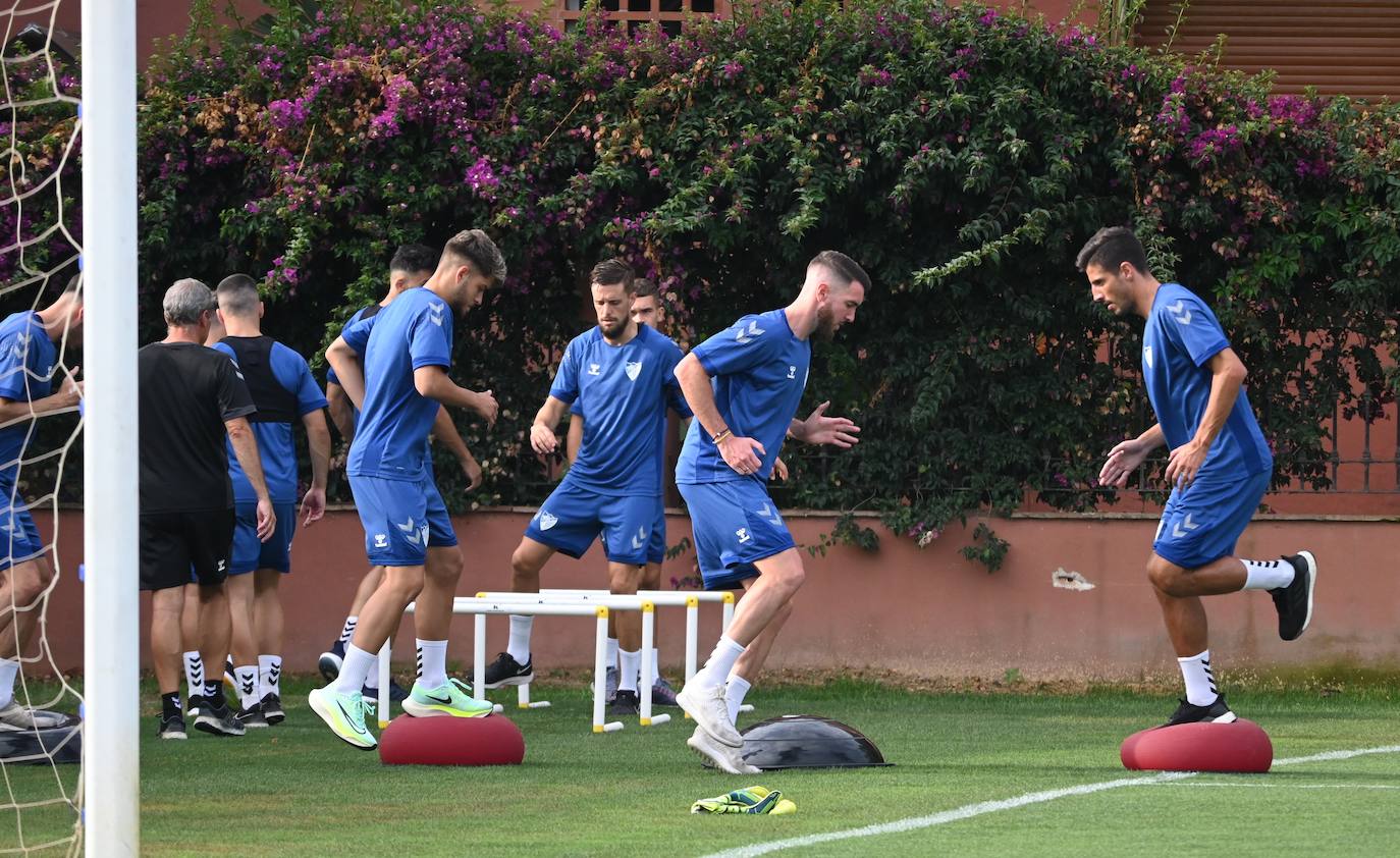 La expedición blanquiazul, lideraba por el técnico Pablo Guede, está formada por 30 jugadores. La lista completa la componen los profesionales Manolo Reina, Rubén Yáñez, Esteban Burgos, Ramalho, Juande, Juanfran, Bustinza, Javi Jiménez, Peybernes, Escassi, Genaro, Ramón, Febas, Luis Muñoz, Jozabed, Álex Gallar, Rubén Castro, Fran Sol y Pablo Chavarría; los canteranos Carlos López, Arturo, Andrés Caro, Víctor Olmo, Moussa, Dani Lorenzo, Issa Fomba, Haitam, Álex Rico y Loren; y el delantero a prueba, Adrián López, quien aspira a tener ficha. El equipo malaguista se hospeda en el complejo hotelero Sol Marbella Estepona Atalaya Park, que cuenta con sus propias instalaciones deportivas para desarrollar los entrenamientos.