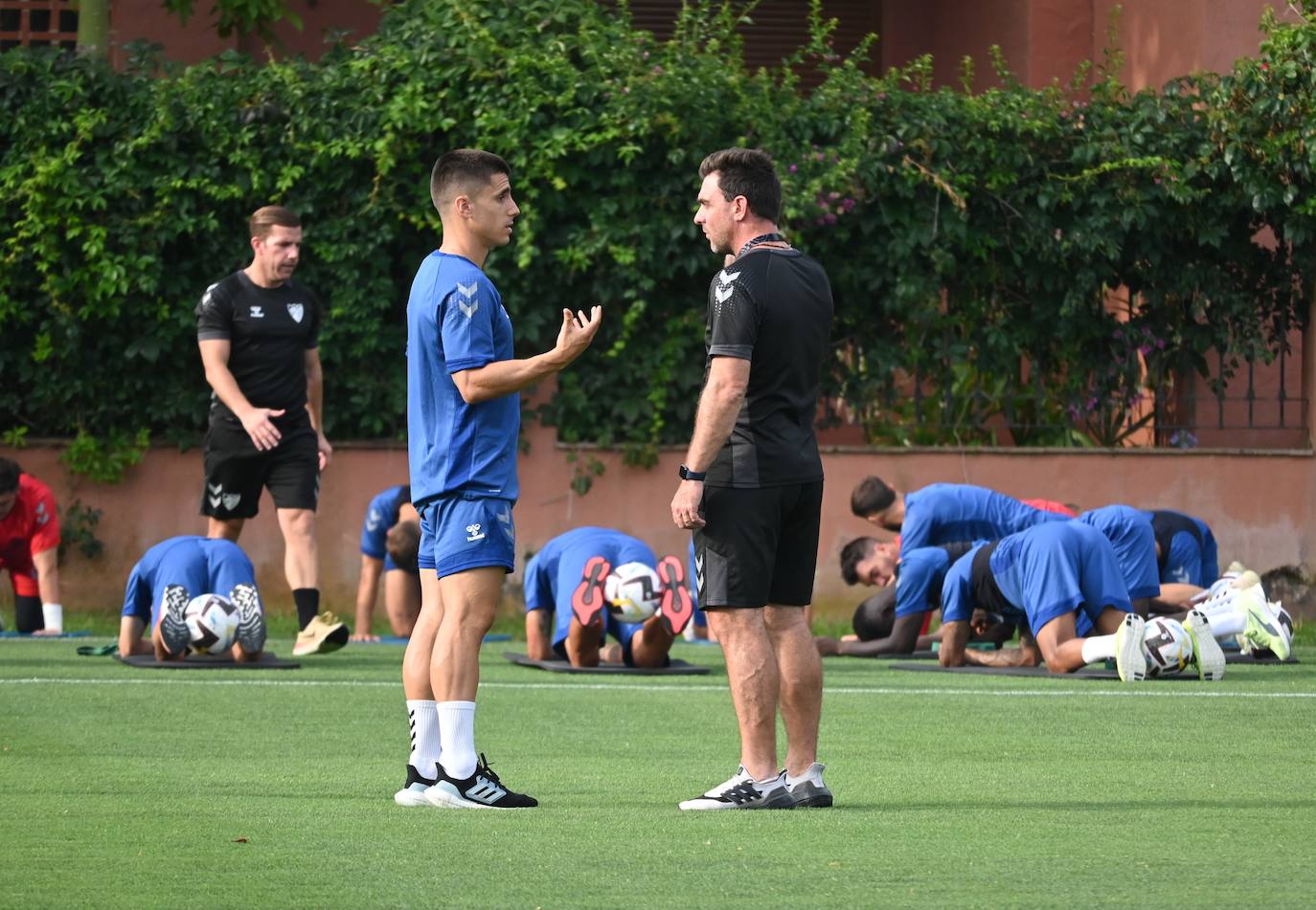 La expedición blanquiazul, lideraba por el técnico Pablo Guede, está formada por 30 jugadores. La lista completa la componen los profesionales Manolo Reina, Rubén Yáñez, Esteban Burgos, Ramalho, Juande, Juanfran, Bustinza, Javi Jiménez, Peybernes, Escassi, Genaro, Ramón, Febas, Luis Muñoz, Jozabed, Álex Gallar, Rubén Castro, Fran Sol y Pablo Chavarría; los canteranos Carlos López, Arturo, Andrés Caro, Víctor Olmo, Moussa, Dani Lorenzo, Issa Fomba, Haitam, Álex Rico y Loren; y el delantero a prueba, Adrián López, quien aspira a tener ficha. El equipo malaguista se hospeda en el complejo hotelero Sol Marbella Estepona Atalaya Park, que cuenta con sus propias instalaciones deportivas para desarrollar los entrenamientos.