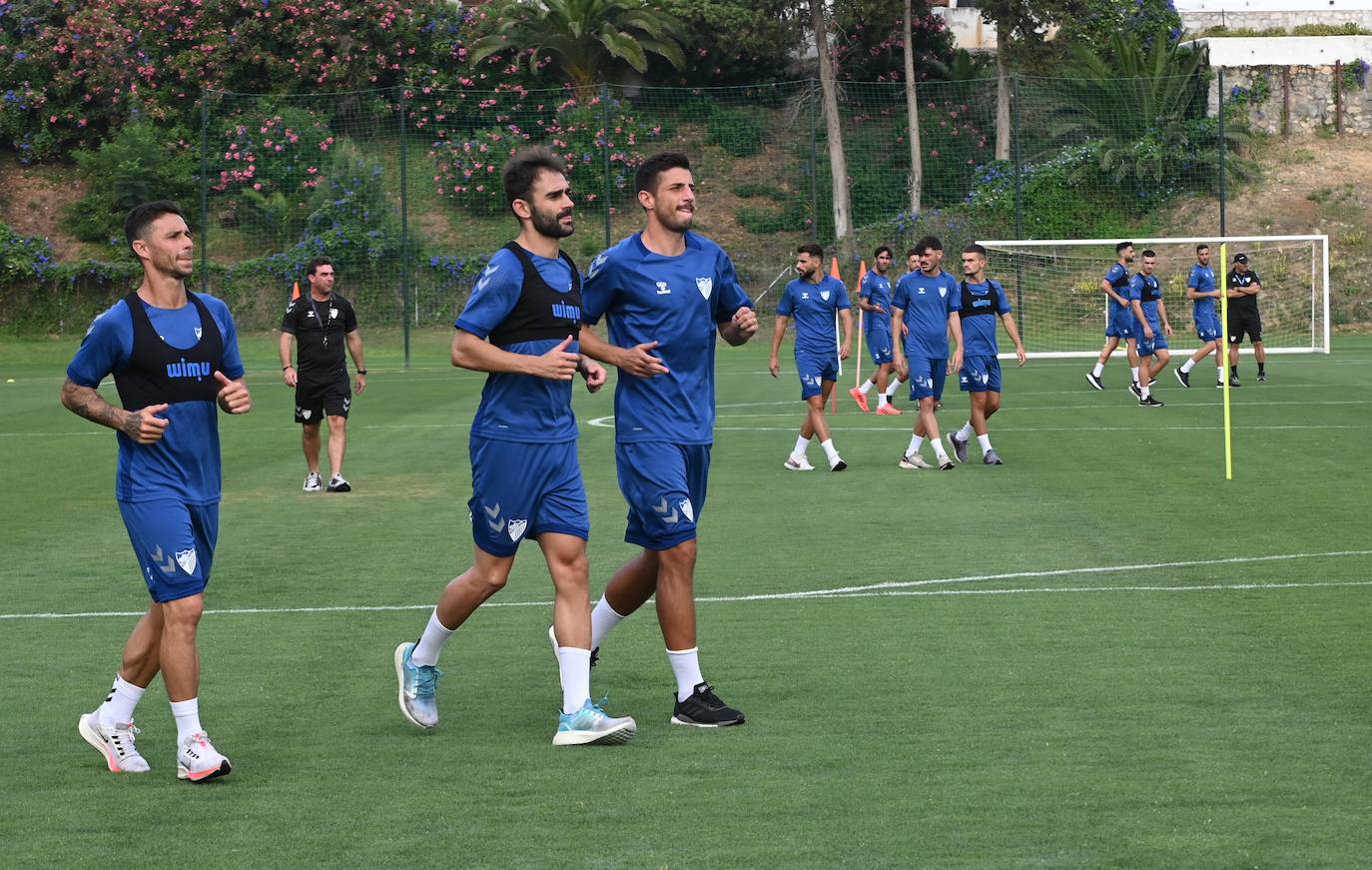 La expedición blanquiazul, lideraba por el técnico Pablo Guede, está formada por 30 jugadores. La lista completa la componen los profesionales Manolo Reina, Rubén Yáñez, Esteban Burgos, Ramalho, Juande, Juanfran, Bustinza, Javi Jiménez, Peybernes, Escassi, Genaro, Ramón, Febas, Luis Muñoz, Jozabed, Álex Gallar, Rubén Castro, Fran Sol y Pablo Chavarría; los canteranos Carlos López, Arturo, Andrés Caro, Víctor Olmo, Moussa, Dani Lorenzo, Issa Fomba, Haitam, Álex Rico y Loren; y el delantero a prueba, Adrián López, quien aspira a tener ficha. El equipo malaguista se hospeda en el complejo hotelero Sol Marbella Estepona Atalaya Park, que cuenta con sus propias instalaciones deportivas para desarrollar los entrenamientos.