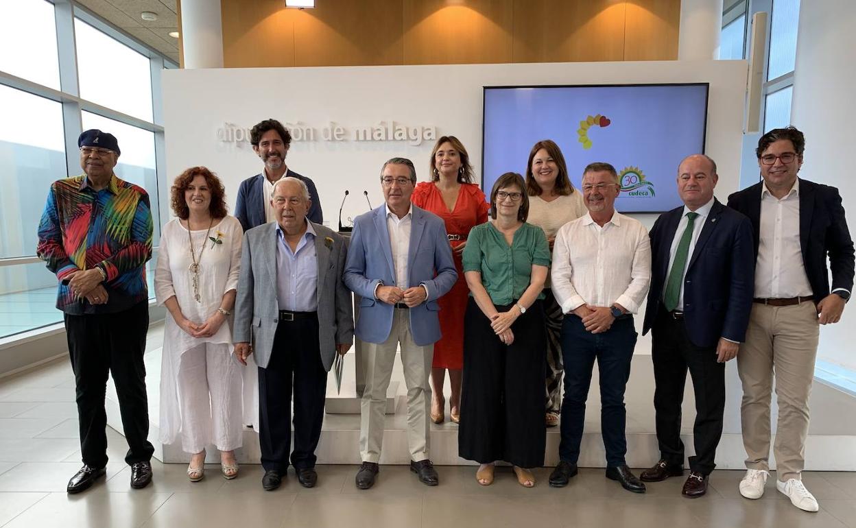 Representantes institucionales y premiados, tras el acto para anunciar los galardonados. 