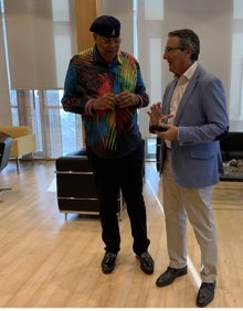 Imagen secundaria 2 - Momento de la entrega del premio a Chucho Valdés.