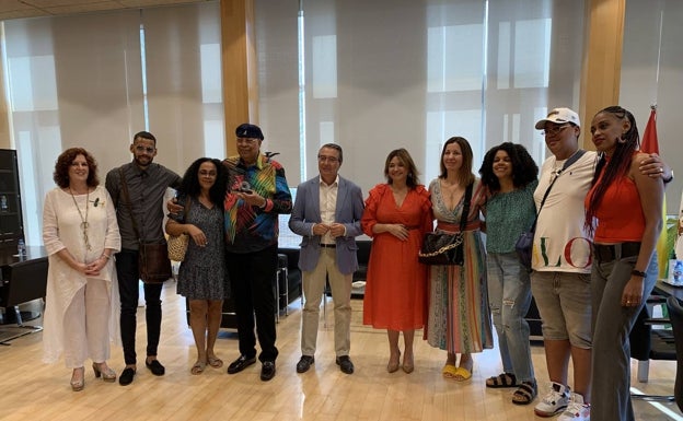 Imagen principal - Momento de la entrega del premio a Chucho Valdés.