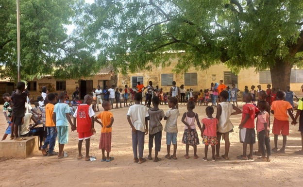 Imagen principal - La asociación Eo,Eo de Alhaurín de la Torre consigue recaudar fondos para regalar un ecógrafo a un centro de salud de Senegal