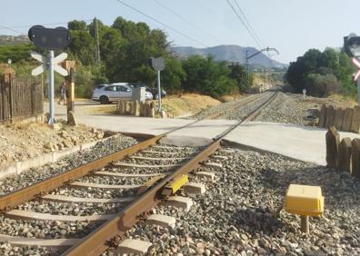 Imagen secundaria 1 - Muere una joven de 25 años al arrollar el tren su coche en un paso a nivel en Álora