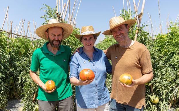 Sabor de antes. En una degustación a pie de mata, el paseo incluyó probar estos productos naturales de sabor real.