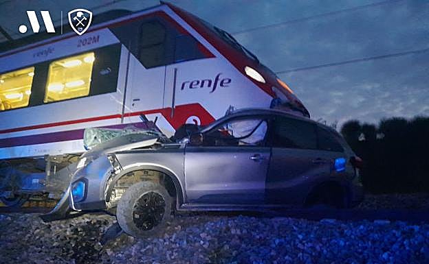 Imagen principal - Muere una joven de 25 años al arrollar el tren su coche en un paso a nivel en Álora
