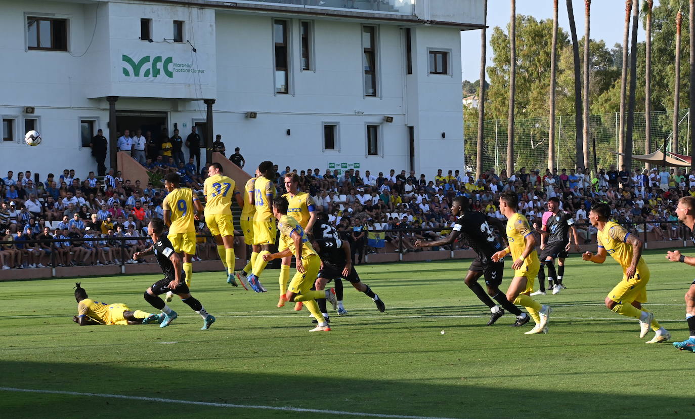 El Málaga pierde con el Cádiz en Marbella (0-2)