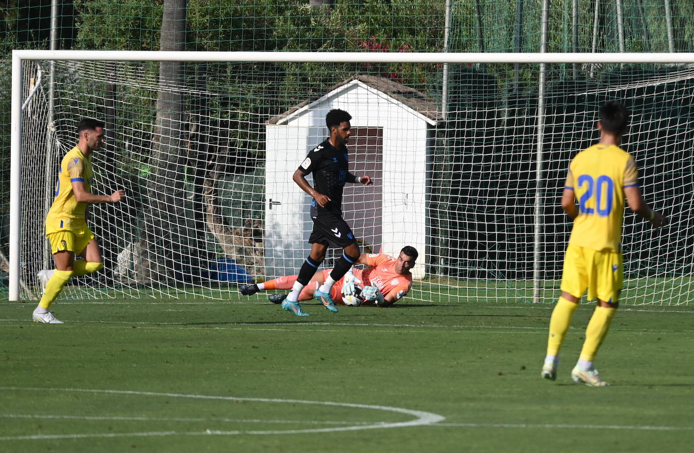 El Málaga pierde con el Cádiz en Marbella (0-2)