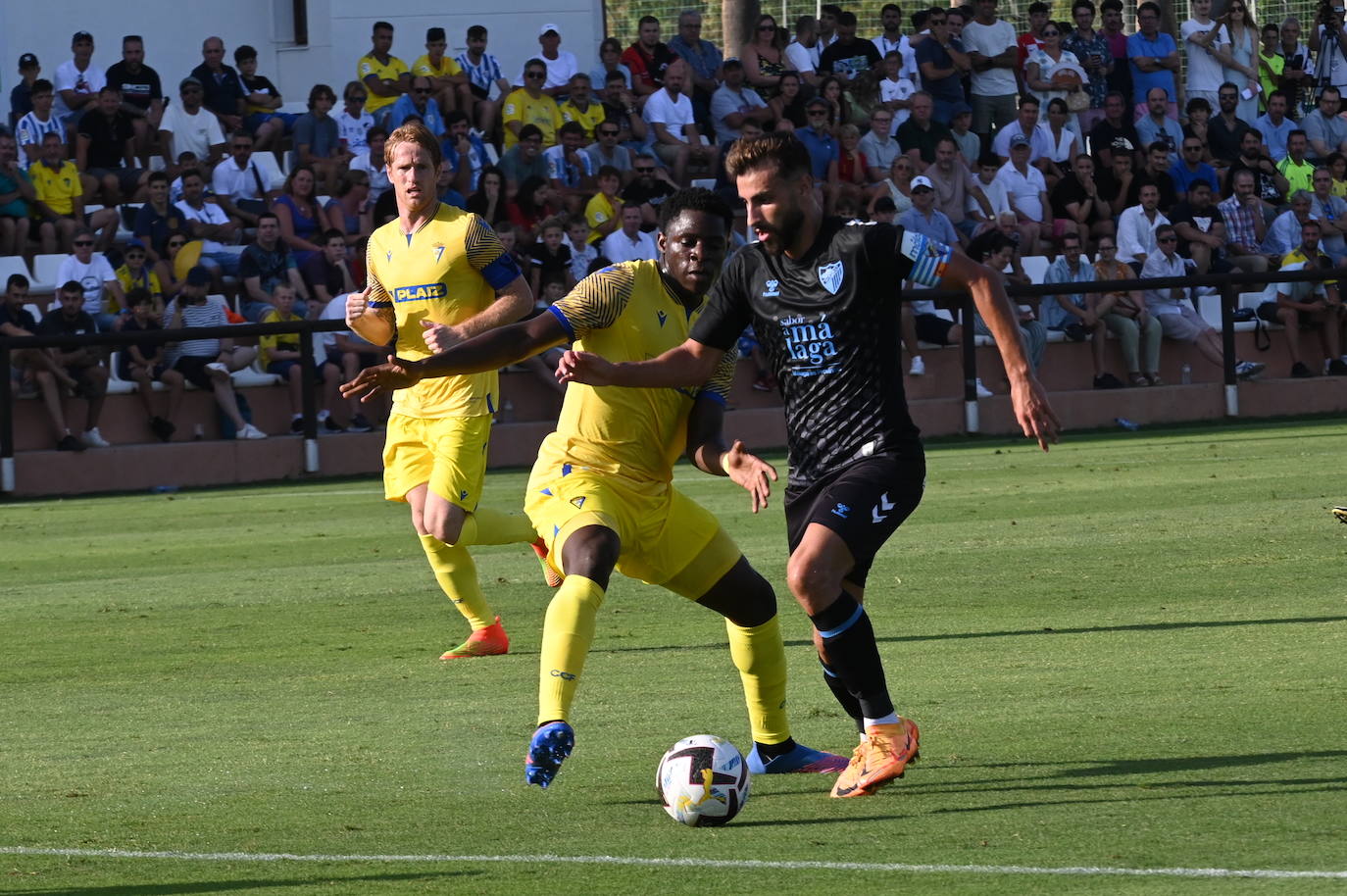 El Málaga pierde con el Cádiz en Marbella (0-2)