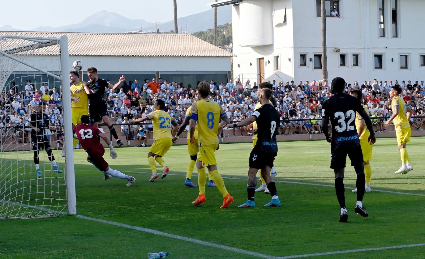 El Málaga pierde con el Cádiz en Marbella (0-2)