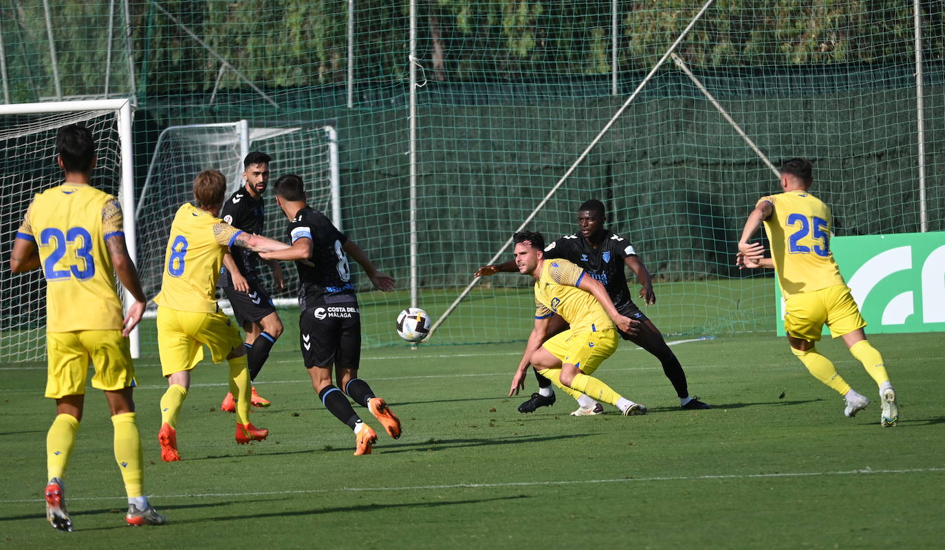 El Málaga pierde con el Cádiz en Marbella (0-2)